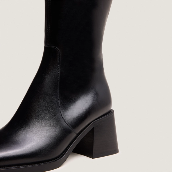 Boots with thick heels and square toes in black leather | DIOU