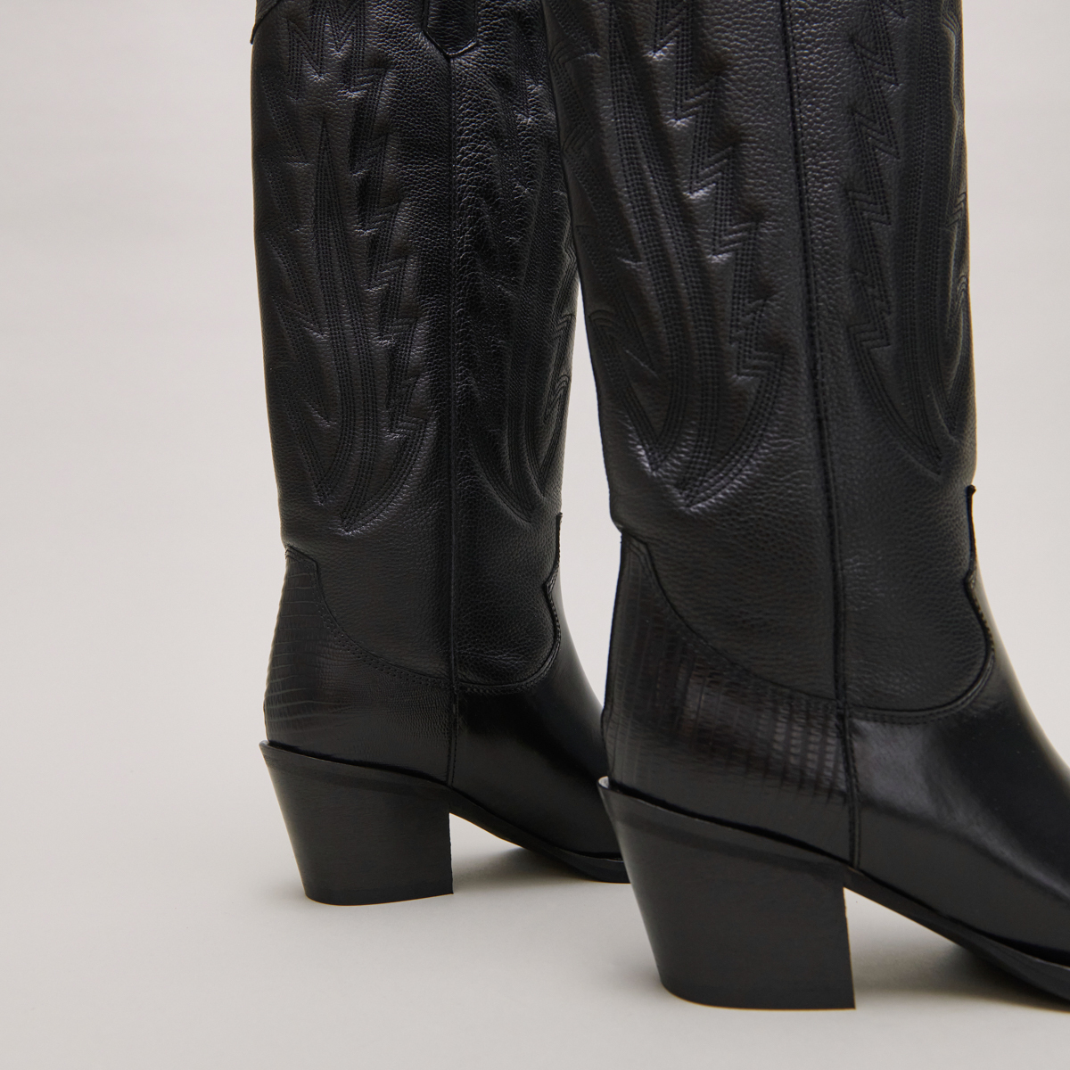 Bottes &agrave; talons &eacute;pais et surpiqures apparentes black