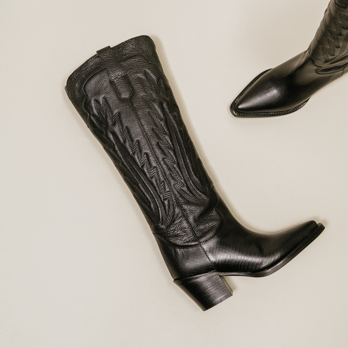 Bottes &agrave; talons &eacute;pais et surpiqures apparentes black