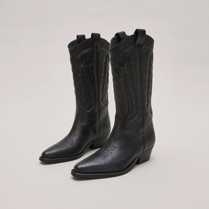 Pointed toe boots with exposed stitching in black grained leather | delea