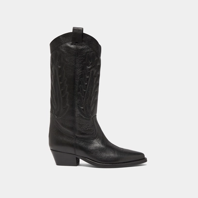 Pointed toe boots with exposed stitching in black grained leather | delea