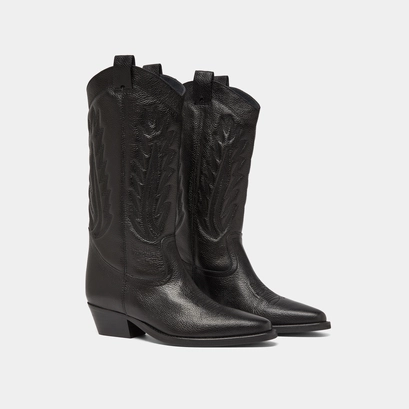 Pointed toe boots with exposed stitching in black grained leather | delea
