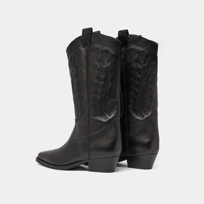 Pointed toe boots with exposed stitching in black grained leather | delea