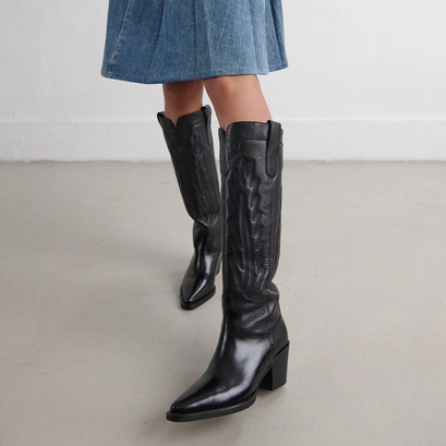 Bottes &agrave; talons &eacute;pais et surpiqures apparentes in black grained leather | dilo