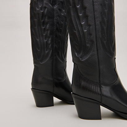 Bottes &agrave; talons &eacute;pais et surpiqures apparentes in black grained leather | dilo