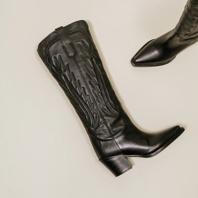 Bottes &agrave; talons &eacute;pais et surpiqures apparentes in black grained leather | dilo