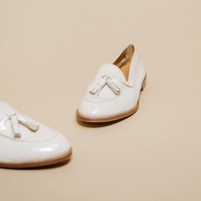 Mocassins &agrave; bouts ronds et pompons in pleated patent ecru | tiphaine