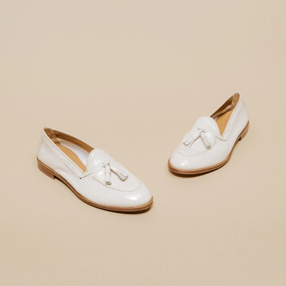 Mocassins &agrave; bouts ronds et pompons in pleated patent ecru | tiphaine