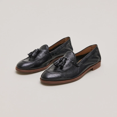 Mocassins &agrave; bouts ronds et pompons in black pleated patent | tiphaine