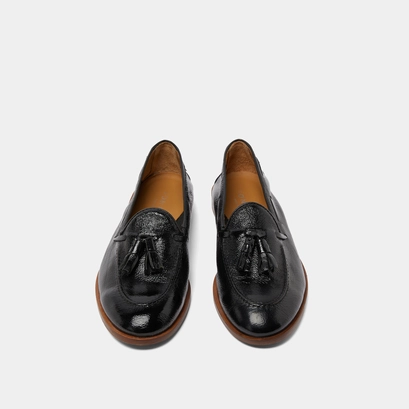 Mocassins &agrave; bouts ronds et pompons in black pleated patent | tiphaine