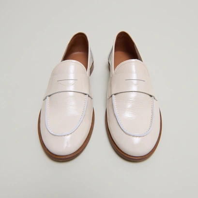 Mocassins &agrave; bouts ronds in pleated patent ecru | thelma