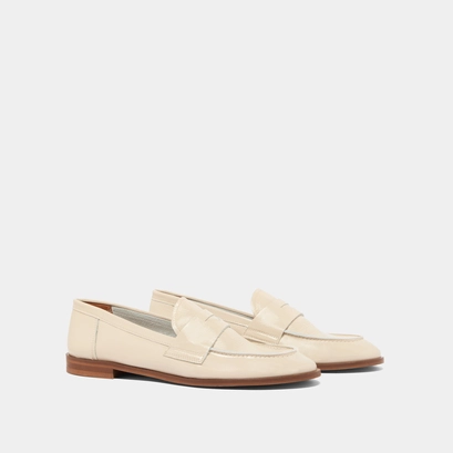 Mocassins &agrave; bouts ronds in pleated patent ecru | thelma