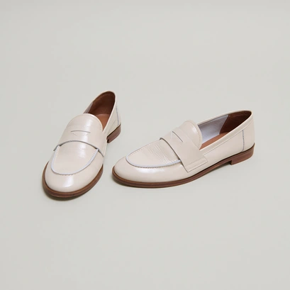 Mocassins &agrave; bouts ronds in pleated patent ecru | thelma