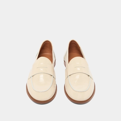 Mocassins &agrave; bouts ronds in pleated patent ecru | thelma