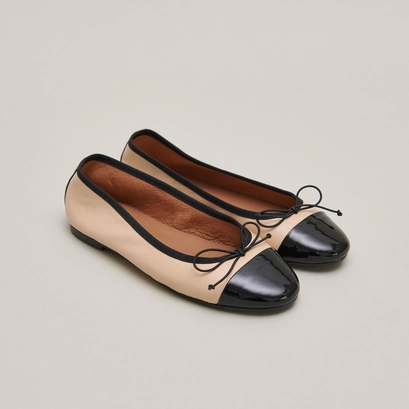 Ballerines &agrave; bouts ronds et noeuds in black and beige patent leather | DAXI