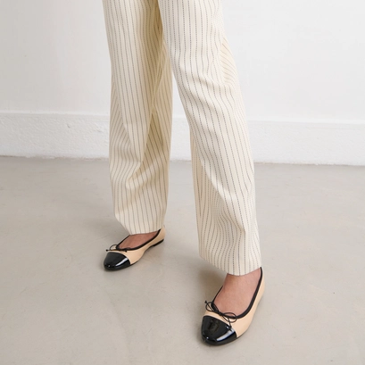 Ballerines &agrave; bouts ronds et noeuds in black and beige patent leather | DAXI