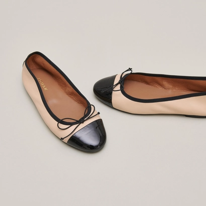Ballerines &agrave; bouts ronds et noeuds in black and beige patent leather | DAXI