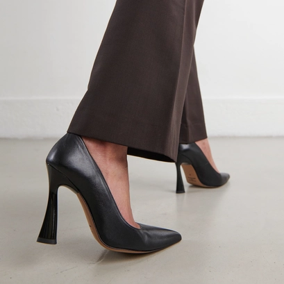 High heel pumps in black leather | DABATE