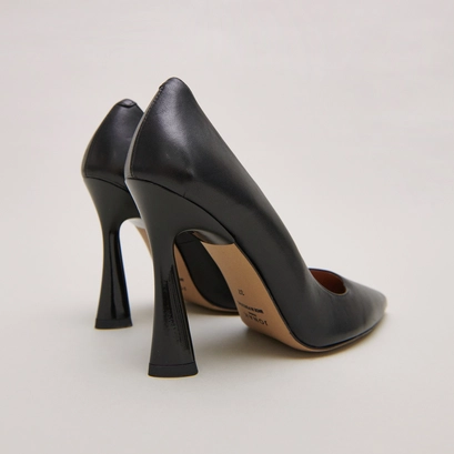 High heel pumps in black leather | DABATE