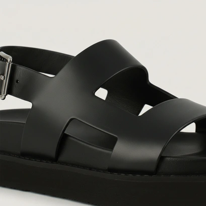 Sandales &agrave; brides crois&eacute;es in black shiny leather | lagune