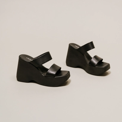 Mules compens&eacute;es &agrave; brides in black leather | priscilla