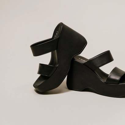 Mules compens&eacute;es &agrave; brides in black leather | priscilla