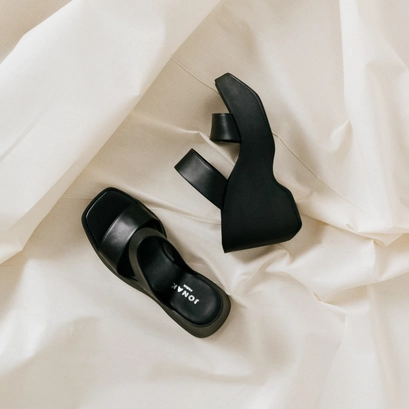 Mules compens&eacute;es &agrave; brides in black leather | priscilla