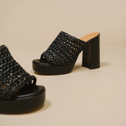 Mules ajour&eacute;es &agrave; plateformes in black raffia | juliette