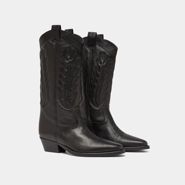 Pointed toe boots with exposed stitching in black grained leather | DELEA