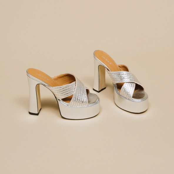 Mules &agrave; brides crois&eacute;es et plateformes in silver metallic raffia | JACKIE