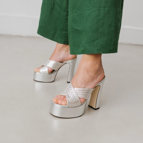 Mules &agrave; brides crois&eacute;es et plateformes in silver metallic raffia | JACKIE