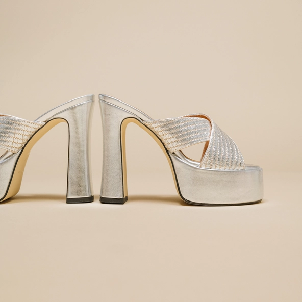 Mules &agrave; brides crois&eacute;es et plateformes in silver metallic raffia | JACKIE