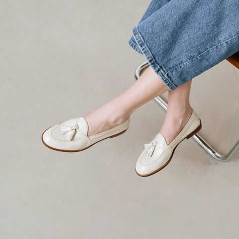 Mocassins &agrave; bouts ronds et pompons ecru