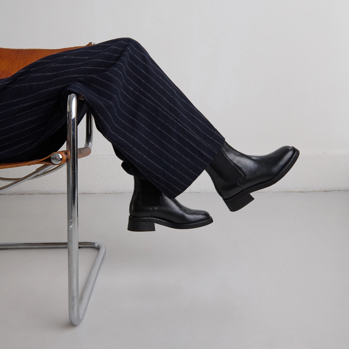 Boots à bouts arrondis et élastiques in black leather | PARISSE