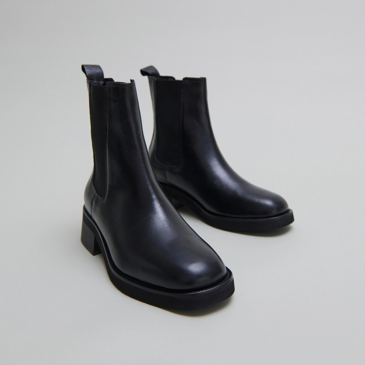 Boots à bouts arrondis et élastiques in black leather | PARISSE
