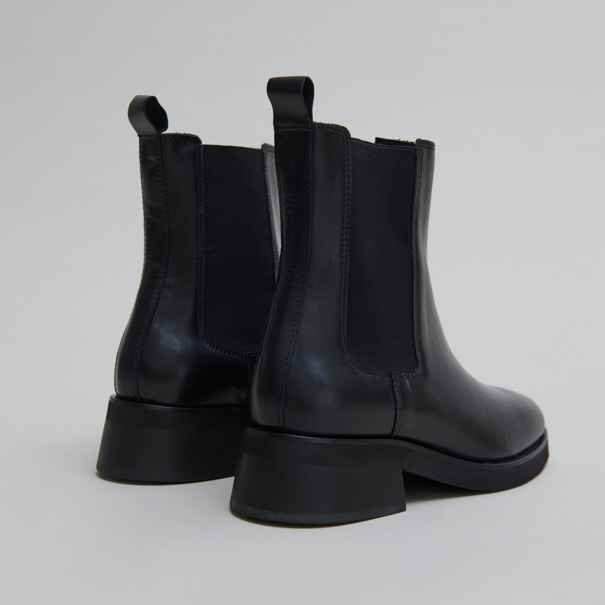 Boots à bouts arrondis et élastiques in black leather | PARISSE