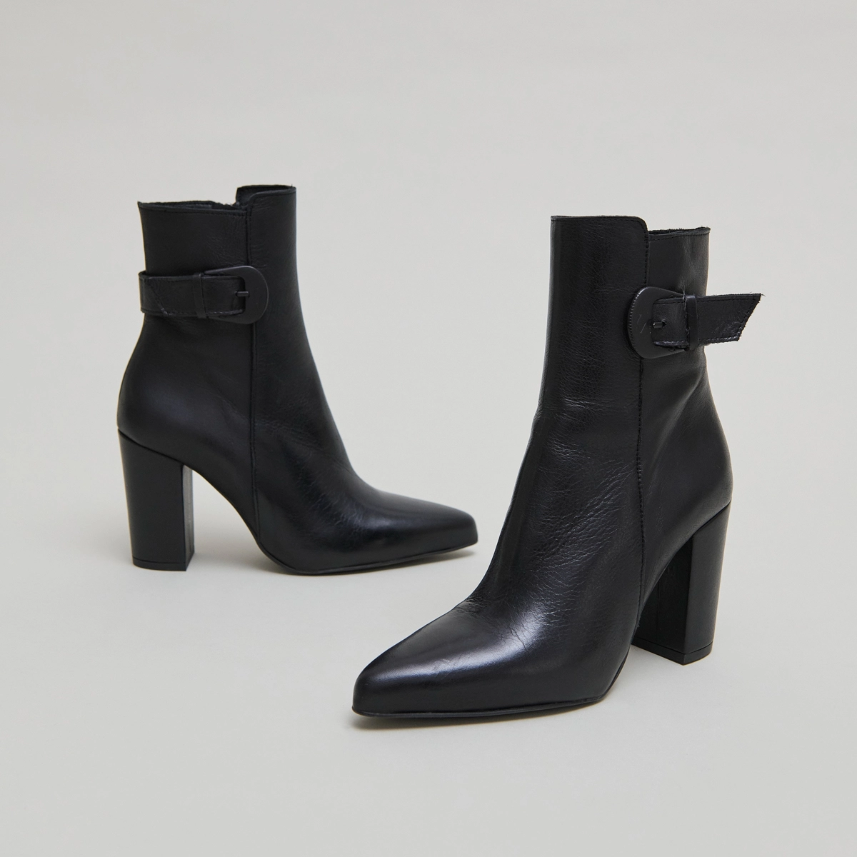 Bottines à bouts pointus et boucles in black leather | BETH