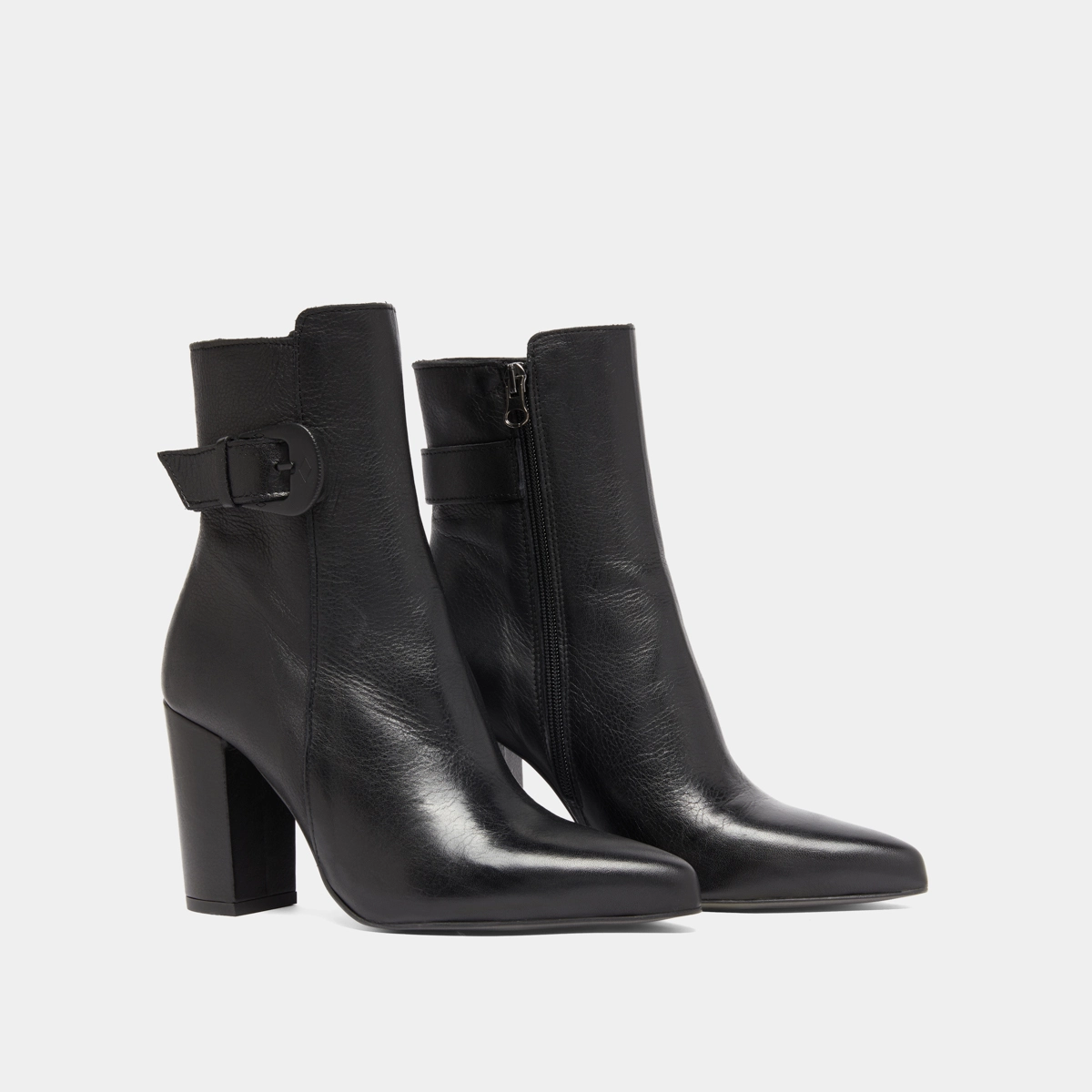 Bottines à bouts pointus et boucles in black leather | BETH
