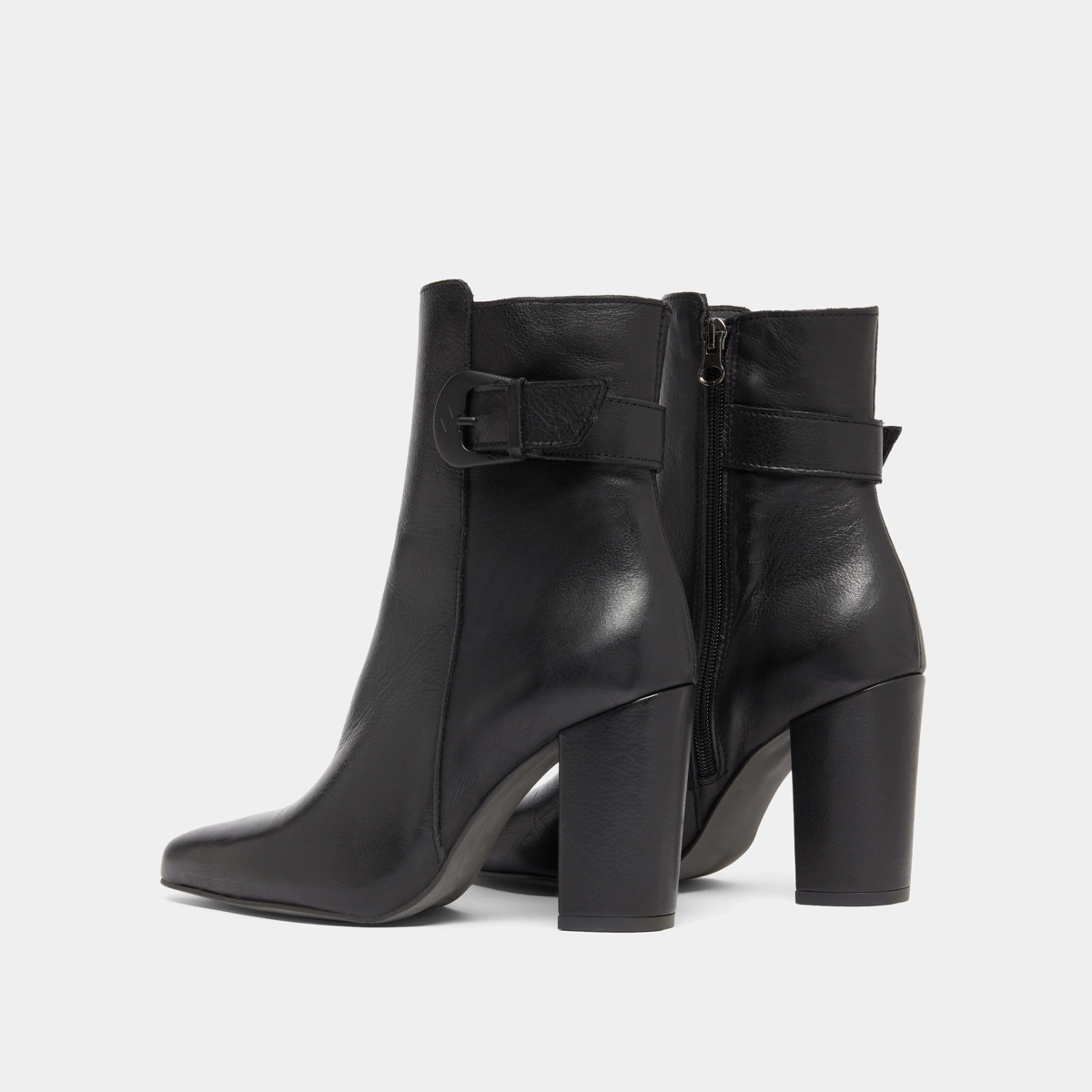 Bottines à bouts pointus et boucles in black leather | BETH
