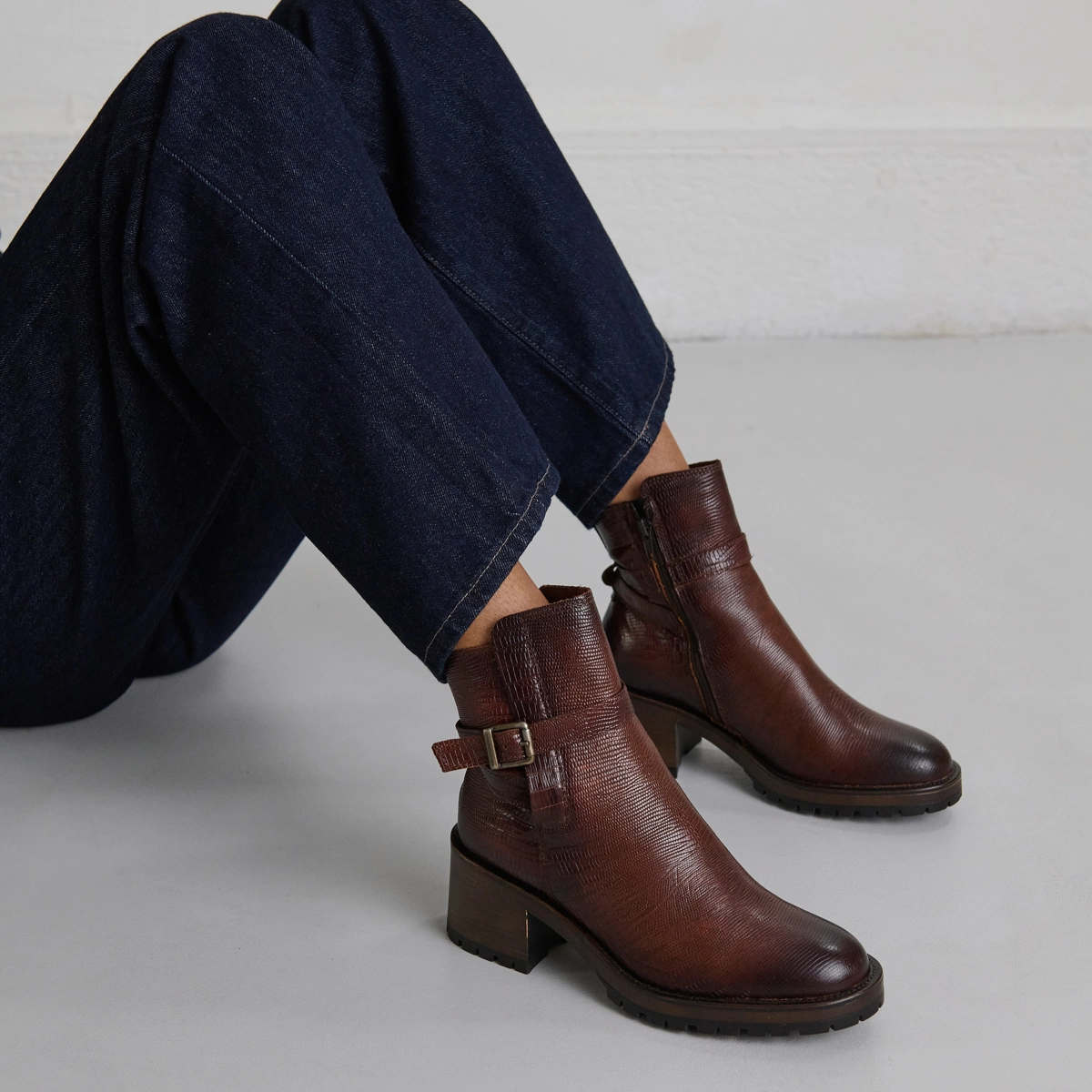 Bottines à bouts ronds et boucles in cognac reptile leather | CLOVIS