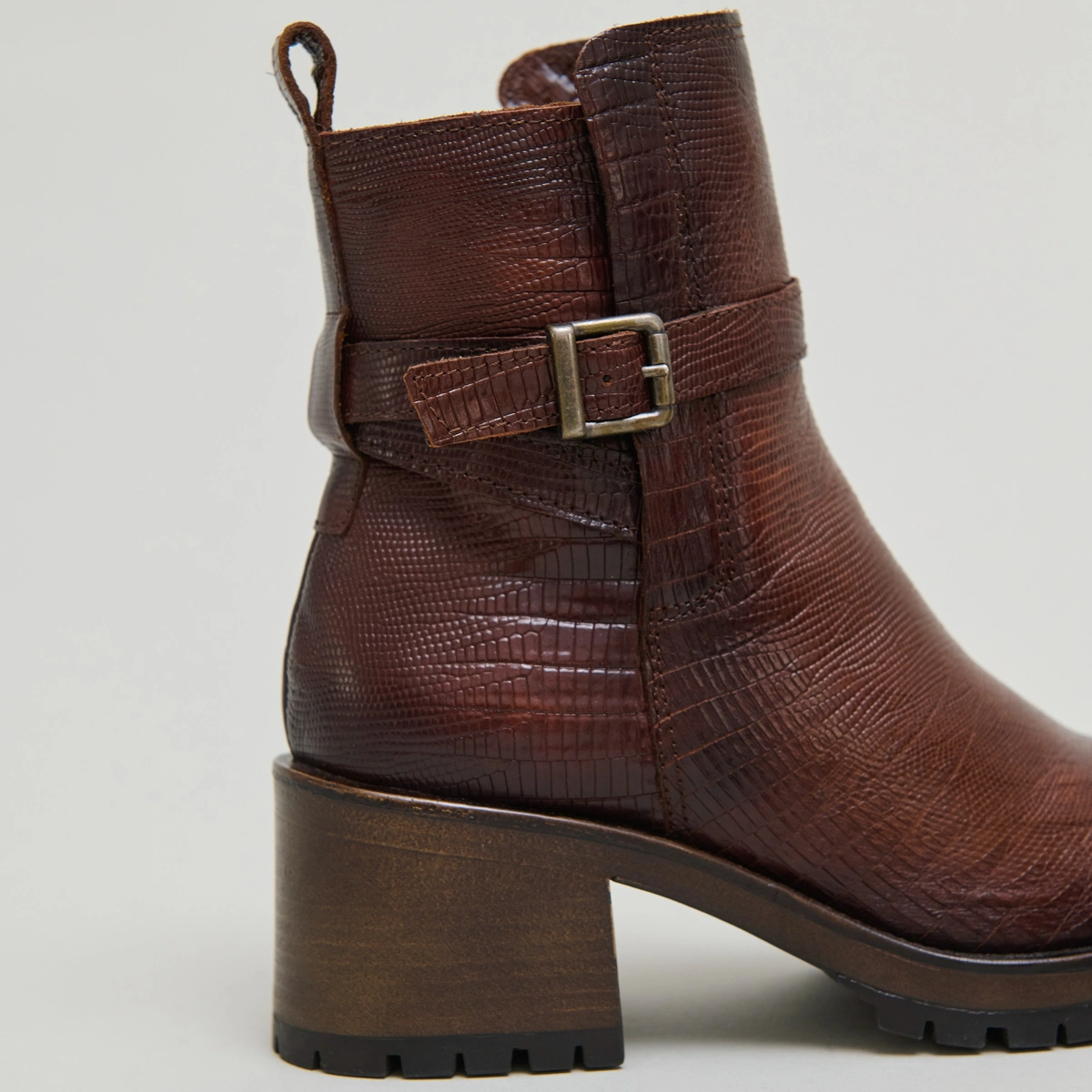 Bottines à bouts ronds et boucles in cognac reptile leather | CLOVIS