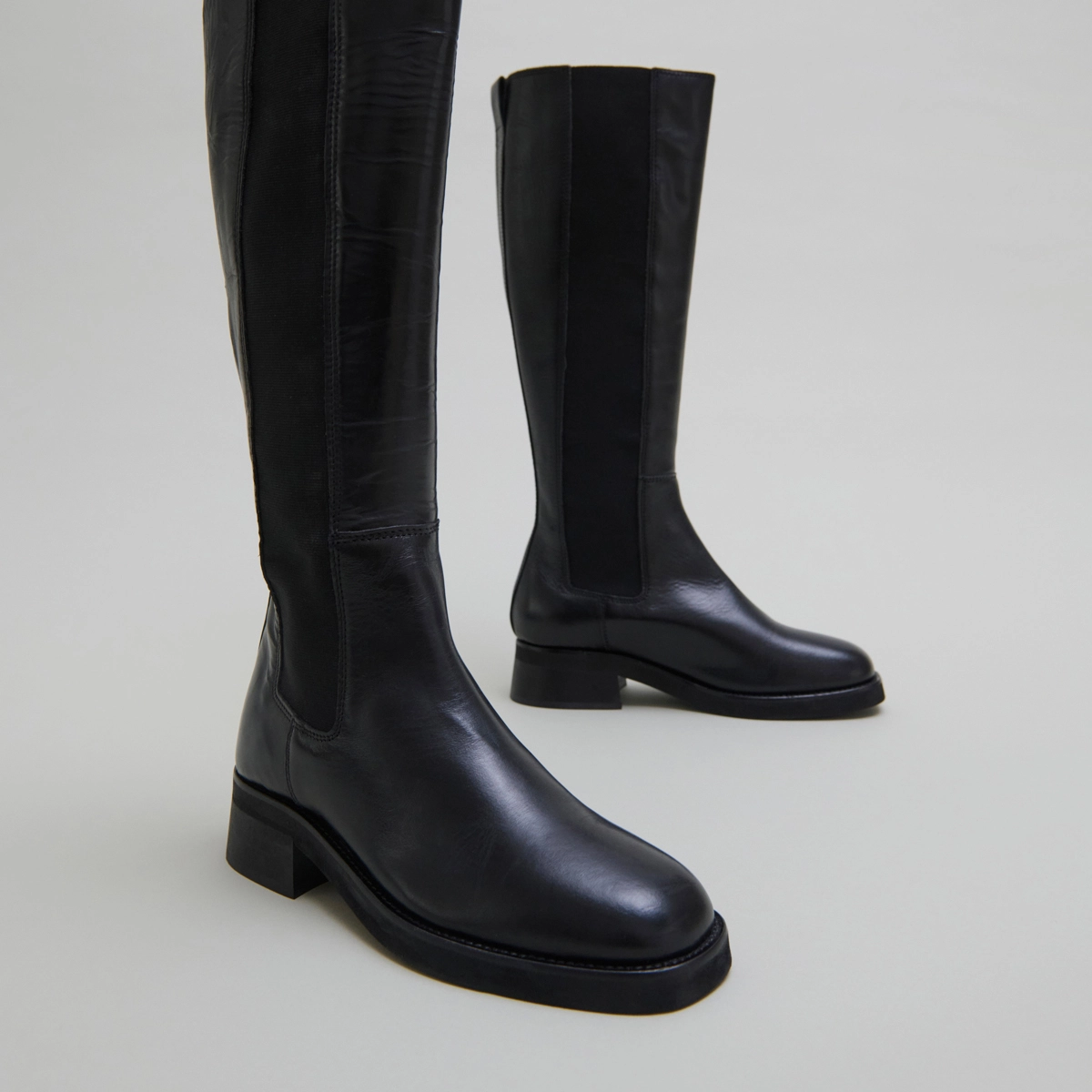 Bottes hautes in black leather | PEGGIE