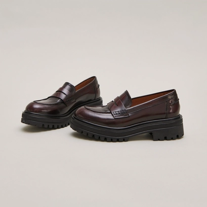 Loafer with notched soles in burgundy patinated leather | alfi