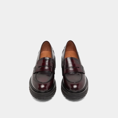 Loafer with notched soles in burgundy patinated leather | alfi
