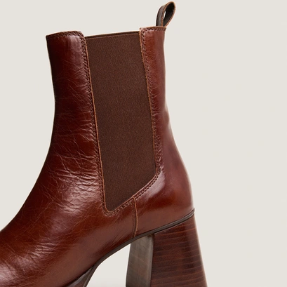 Bottines &agrave; bouts carr&eacute;s et &eacute;lastiques in brown aged leather | becca