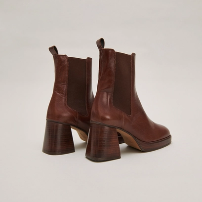 Bottines &agrave; bouts carr&eacute;s et &eacute;lastiques in brown aged leather | becca