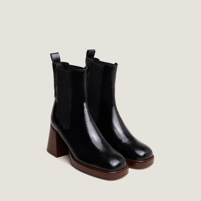 Bottines &agrave; bouts carr&eacute;s et &eacute;lastiques in black distressed leather | becca