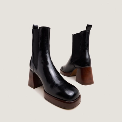 Bottines &agrave; bouts carr&eacute;s et &eacute;lastiques in black distressed leather | becca