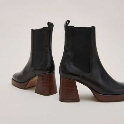 Bottines &agrave; bouts carr&eacute;s et &eacute;lastiques in black distressed leather | becca