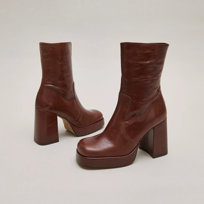 Boots with heels and square toes in brown aged leather | ben